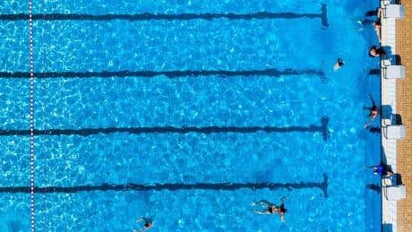 Wetter: Wechselhaftes Wetter lässt Freibad-Kassen weniger klingeln