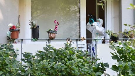 Vier Tatverdächtige festgenommen - Rentner (71) in seiner Wohnung getötet