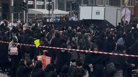 Quelle donne dietro a un telo nero al corteo dei musulmani sciiti: ecco cosa è successo