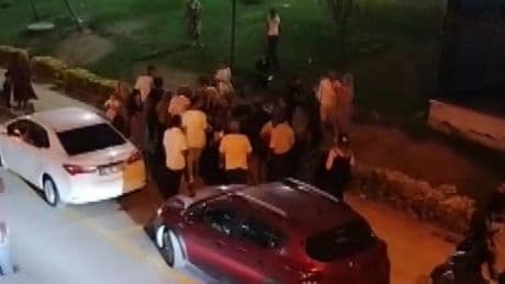 Düğün çıkışında tekmeli, yumruklu ve sopalı kavga! Ortalık savaş alanına döndü