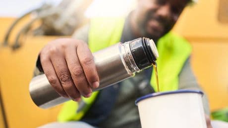 Arbeitsunfall: Verschluckter Kaffee als Betriebssturz anerkannt