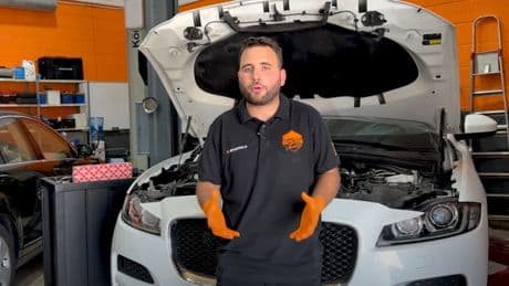 Juan José Ebenezer, mecánico: “En verano, nunca apagues el coche con el aire acondicionado puesto porque puede costarte una avería de más de 1.000 euros”