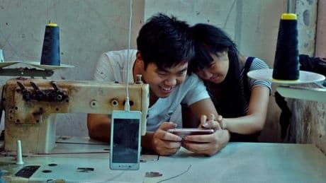 « Jeunesse. Retour au pays » : Wang Bing documente le moment où la ville-atelier chinoise se vide de ses couturiers