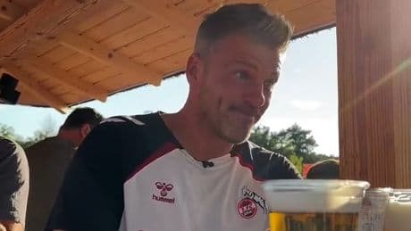 Bier für ALLE! - Fans feiern DIESE Trainer-Aktion