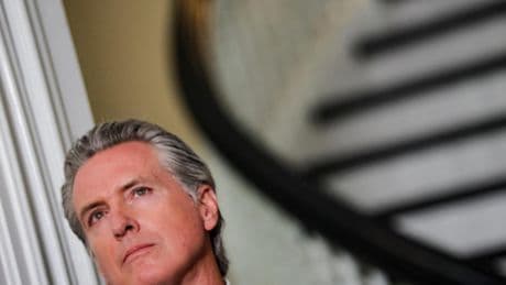 El gobernador de California lidera la oposición a Trump con su exitosa campaña de memes y parodias del presidente