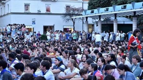 Savona, il racconto dei volontari: “Emozionante accogliere 1700 spagnoli diretti al Giubileo dei Giovani”