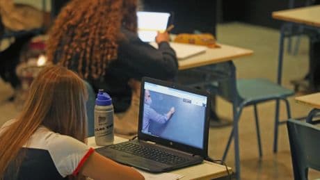 Los colegios de Madrid tendrán dos cursos para eliminar el uso individual de pantallas en las aulas