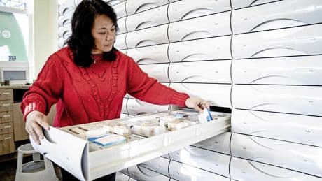 Minister Van Heijum laat medicijnprijs los in strijd tegen tekort in apotheek