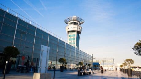 Flight numbers slashed at Paris-Orly airport after traffic control systems break down