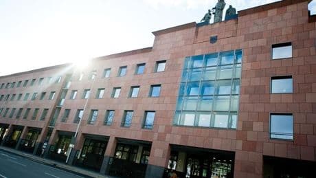Vor Gericht: Mordprozess: Ehefrau im Beisein der Kinder erstochen?