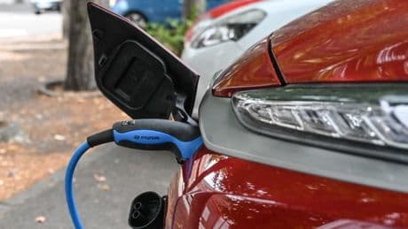 Voitures électriques: le gouvernement veut multiplier par 3 le nombre de bornes d'ici 2030