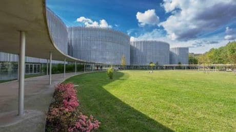 Quattro studenti della Bocconi puniti per una chat sessista: "Il diploma slitta di un anno"