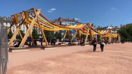 "De l'argent gaspillé": à Lyon, l'opposition s'insurge contre l'oeuvre Tissage urbain, censée rafraîchir la place Bellecour