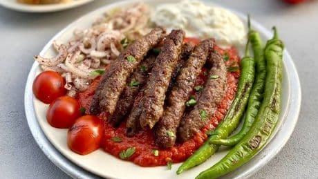 Dünyanın en iyisi o Türk yemeği seçildi! İşte parmak yedirten İzmir Tire şiş köfte tarifi
