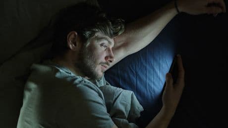 Warum Sie trotz Müdigkeit immer länger wachbleiben – auch wenn Sie es nicht wollen