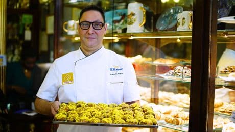 La pastelería centenaria de Madrid que pierde la cuenta de las rosquillas que vende cada San Isidro