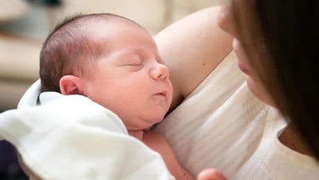 Bonus mamme lavoratrici con 2 o più figli, requisiti e come richiederlo: dal 2026 nuovi cambiamenti