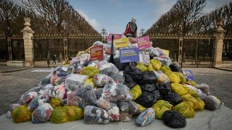 "Il y a urgence à agir": le gouvernement veut une filière française pour gérer les déchets de la fast fashion