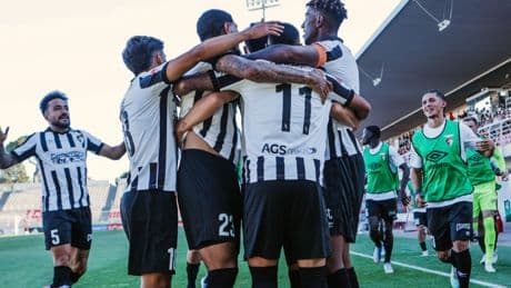 Expulsan a los dos porteros de su equipo, se pone bajo palos... y es el MVP