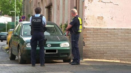 Plötzlich löste sich ein Schuss! - Mann will Polizist Waffe klauen, verletzt ihn schwer