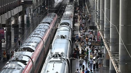 Dos trenes en el origen de la avería de la línea Madrid-Sevilla: un Ouigo se detuvo por seguridad, otro de Renfe arrastró la catenaria