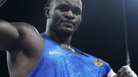 „Möchte Weltklasse-Performance hinlegen“: Olympia-Bronze, Profidebüt – Weltmeister? Boxer Tiafack greift wieder an