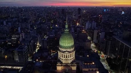 Les ventes de voitures explosent, l'immobilier repart, les avions sont pleins mais les pauvres galèrent: que penser du bilan du très libéral Milei en Argentine?