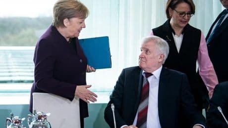 Migrationspolitik: Seehofer: Habe Merkels Buch nicht gelesen