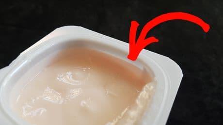 Fast alle schütten es einfach weg: Dabei macht dieses "Übel" Ihren Joghurt gesünder