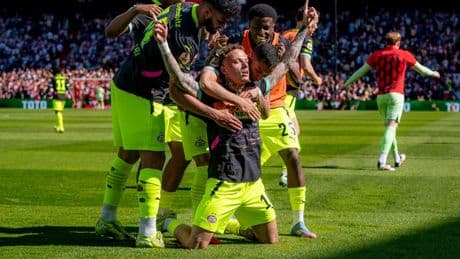 PSV op valreep langs Feyenoord in meeslepende topper, Ajax nog geen kampioen