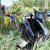 Bestuurster rijdt van oprit, maar ziet bestelwagen niet: “Door enorme klap in gracht beland”