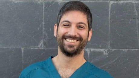 Álvaro Fernández, farmacéutico: “Si eres de los que se levanta enfadado antes de que haya luz solar es porque tu cerebro interpreta que aún es de noche y tiene que seguir apagado”