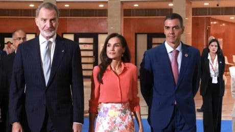 La reina Letizia repite su falda de flores sevillana dos años después de estrenarla: así la ha combinado esta vez