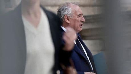 En direct, nouveau premier ministre : François Bayrou a officiellement remis la démission de son gouvernement à Emmanuel Macron