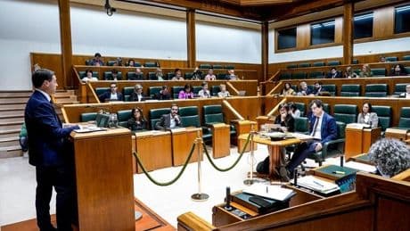 Pradales presiona a los sindicatos: «¿De verdad mejoramos la educación a golpe de huelga?»