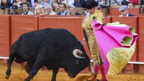 Un histórico Morante desata el delirio en la Maestranza: dos orejas a un sello propio de un torero único