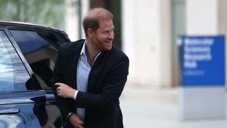 Harry e Re Carlo, l'incontro: insieme per 55 minuti, i due hanno preso il te a Clarence House. Cosa sappiamo