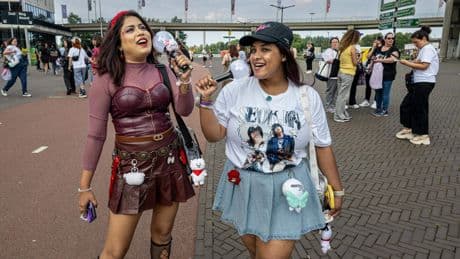 Fans al vroeg in de rij voor K-pop-idool Jin bij Ziggo Dome: ’We maken cadeautjes voor elkaar’