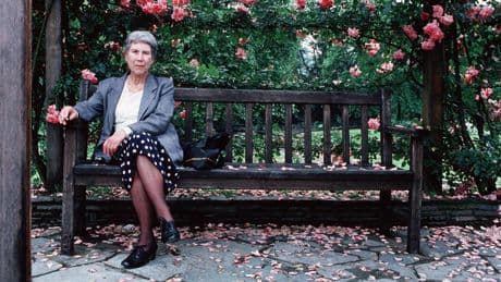 "Cuando escribo historias, soy alguien que está en su patria": Natalia Ginzburg, la mujer discreta detrás de una escritora excepcional