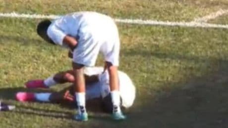 ¡Patético! Se lesiona al celebrar un gol imitando a Cristiano Ronaldo