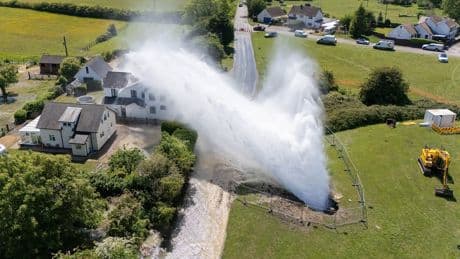 Wasser schoss 30 Meter hoch - Fontänomenal! Riesen-Rohrbruch in Kleinstadt