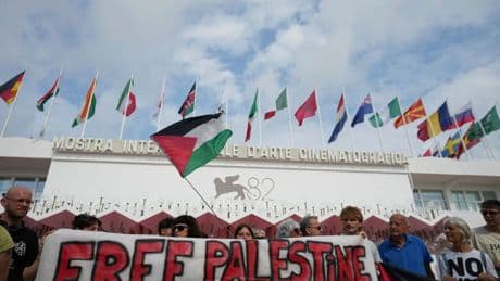 Glamour und Protest in Venedig: Protest vor Filmfest Venedig: "Free Palestine"-Banner