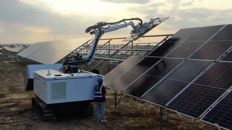 China ya tiene un robot que instala 1.000 paneles solares al día. Es su arma para seguir dominando las renovables