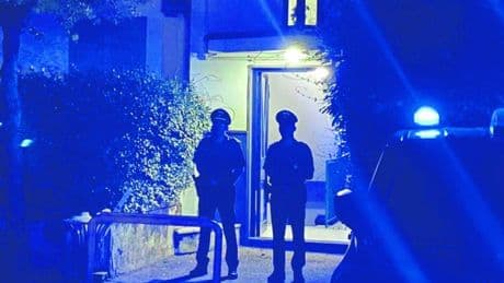 Ispettore di Polizia ucciso in casa: fermato il figlio della compagna