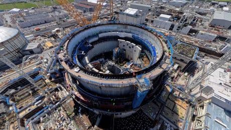 Las espectaculares imágenes de 'Big Carl' izando la segunda cúpula del gran proyecto nuclear de Reino Unido