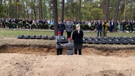 100 deutsche Soldaten finden ihre letzte Ruhe Einbettung in Halbe: „Ich bete an die Macht der Liebe“