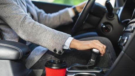 Este es el comportamiento al conducir que podría acabar rompiendo tu coche
