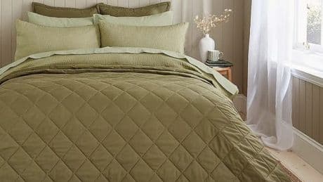 Quilted bedspread that 'adds warmth for chilly nights' boasts near-perfect rating