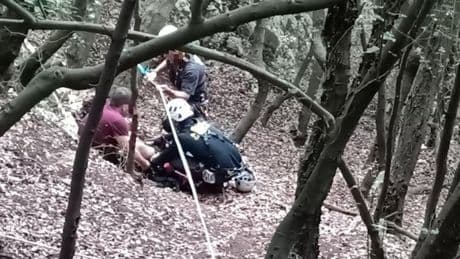 Rescatan a un senderista de Bilbao en una ruta por la zona del Faro del Caballo