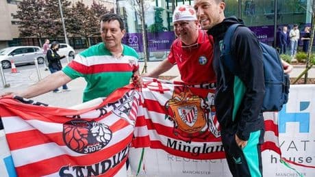 Caras largas de los jugadores del Athletic a su llegada al hotel de Manchester